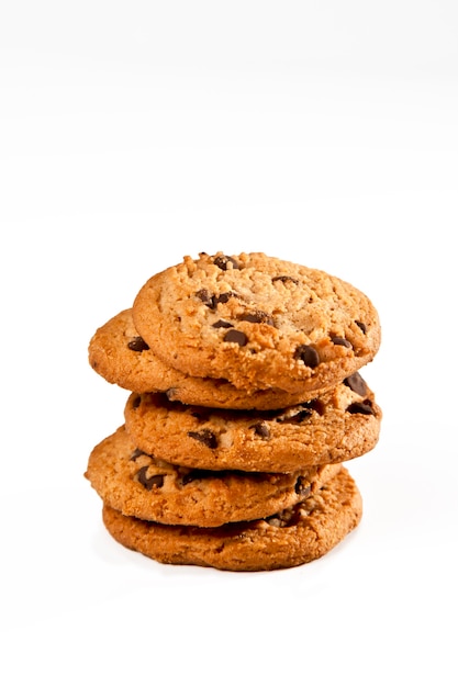 Tas de cookies sur une surface blanche isolée