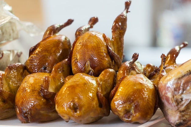 Un tas de corps de poulet fumé sur le marché