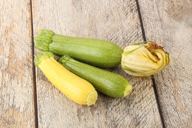 Un tas de courgettes biologiques crues pour bébés