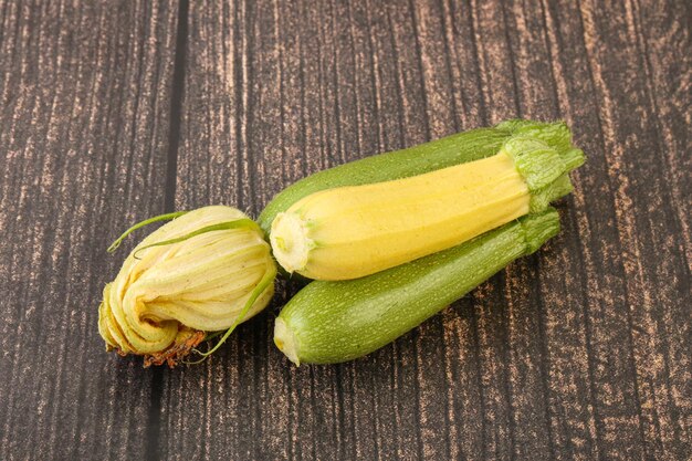 Photo tas de courgettes biologiques pour bébés crus