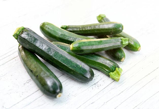 Tas de courgettes ou courgettes fraîches et saines