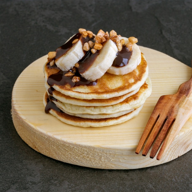 Tas de crêpes à la banane et sauce au chocolat.