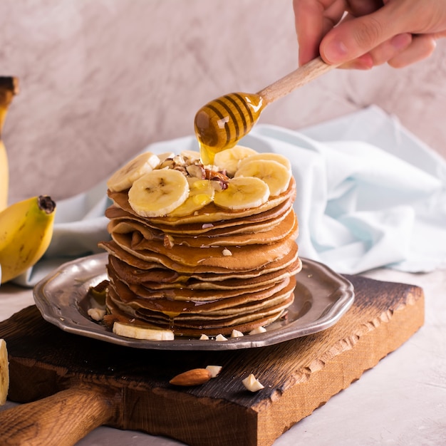 Tas de crêpes avec des ingrédients