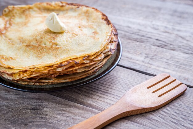 Tas de crêpes sur la table en bois