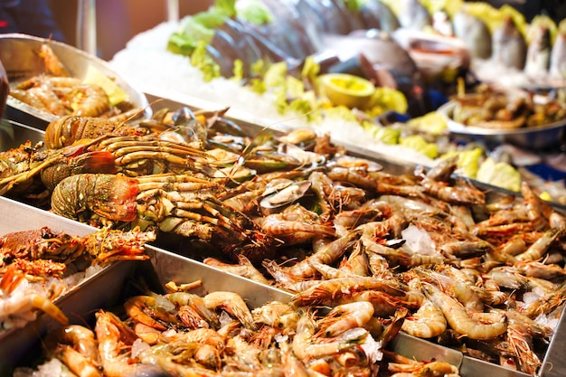 Tas de crevettes crues fraîches sur le comptoir du marché aux poissons