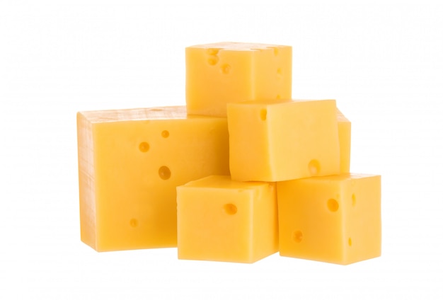 Tas de cubes de fromage isolés sur blanc