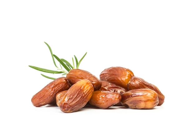 Un tas de dates isolé sur fond blanc