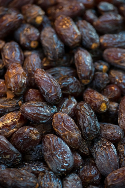 Tas de dattes fraîches séchées sur une mise au point sélective du marché artisanal traditionnel