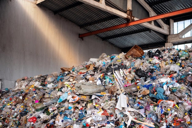 Tas de déchets plastiques à l'usine de tri des déchets