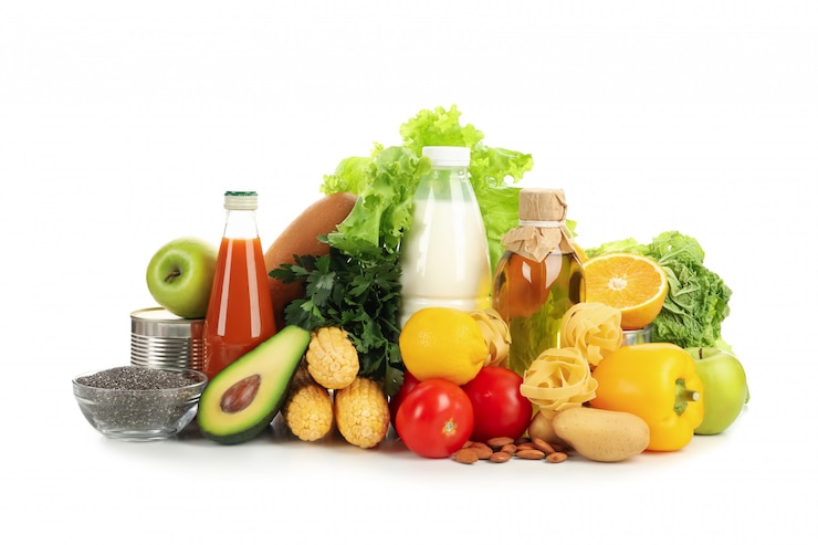 Photo tas de différents aliments isolés