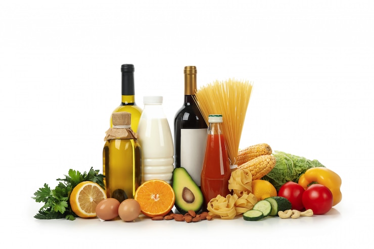 Photo tas de différents aliments isolés