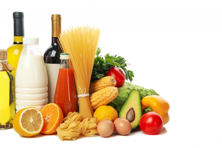 Photo tas de différents aliments isolés