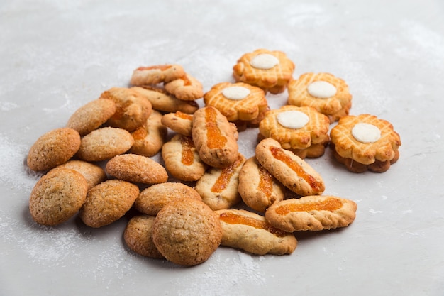 Tas de différents petits cookies sur table grise