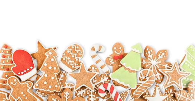 Tas de divers biscuits de pain d'épice de Noël sur fond isolé blanc