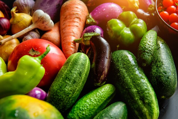 Photo tas de divers légumes, gouttes d'eau sur les légumes frais