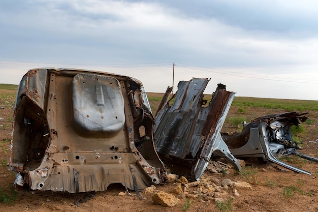 Tas de ferraille d'auto dans le fild