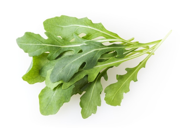 Tas de feuilles de roquette fraîche isolé sur fond blanc