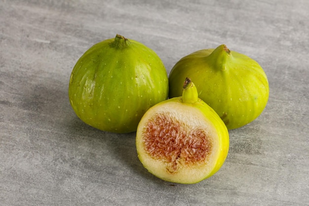 Un tas de figues vertes sucrées et juteuses