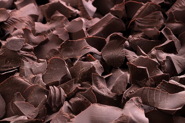 Tas de fond de chocolat noir. gros plan de dessert sucré.