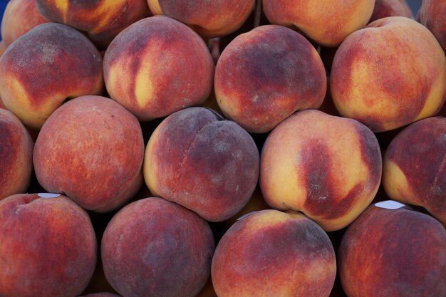 Tas de fond de pêche de couleur douce gradient juteux douce saisonnière dans les fruits de la ville locale ma