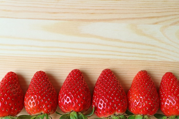 Tas de fraises mûres fraîches Lind Up sur table en bois avec espace de copie