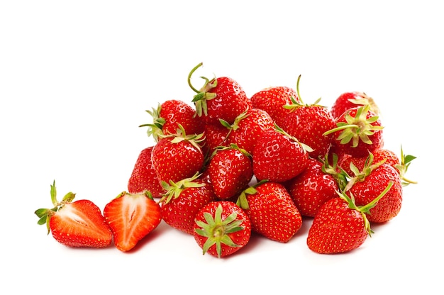 Tas de fraises mûres rouges fraîches isolées sur blanc