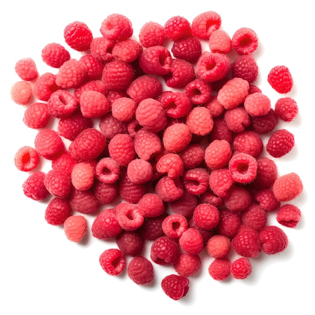 Un tas de framboises sur fond blanc