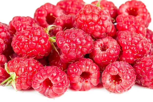 Un tas de framboises fraîches isolé sur fond blanc