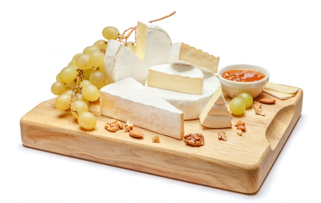 Photo tas de fromage brie ou camambert sur espace blanc