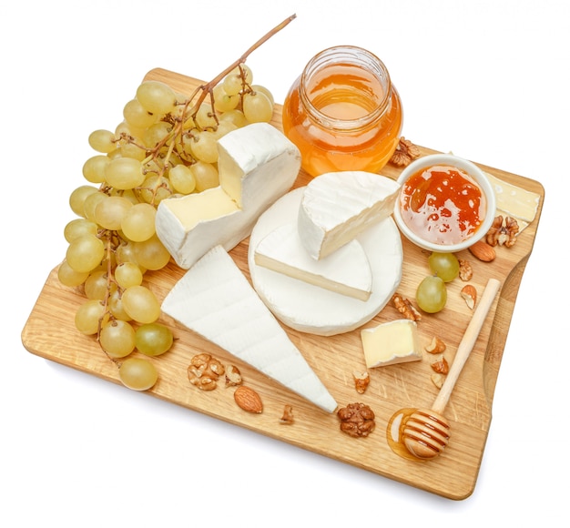 Photo tas de fromage brie ou camambert sur espace blanc