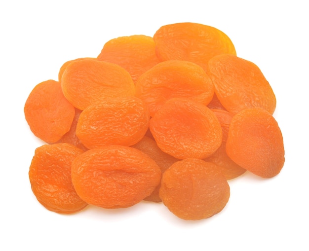 Tas de fruits abricots secs isolés sur fond blanc Vue de dessus mise à plat