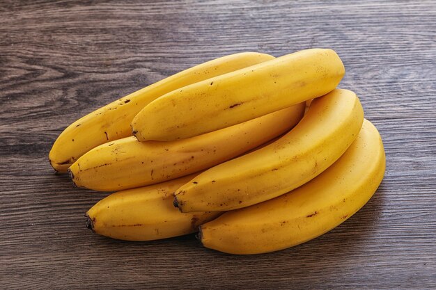 Photo tas de fruits de banane jaune tropical isolé