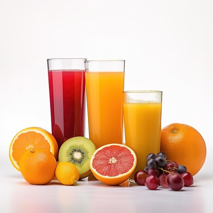 Un tas de fruits et de jus sont sur une table.