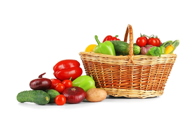 Tas de fruits et légumes frais dans le panier isolé sur blanc