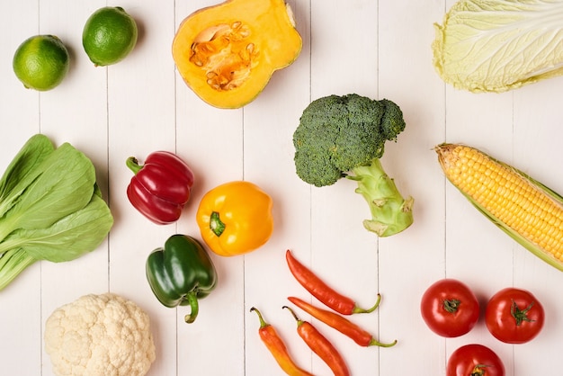 Tas de fruits et légumes frais sur fond de bois