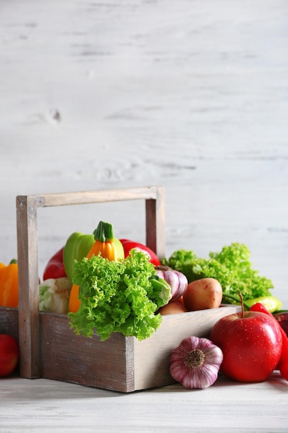 Tas de fruits et légumes frais sur fond de bois