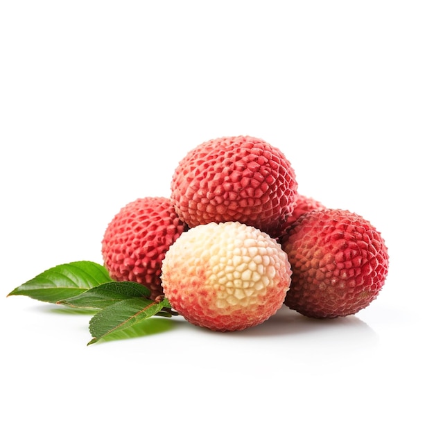 Un tas de fruits litchi litchi avec des feuilles vertes