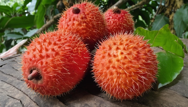 Un tas de fruits rouges sur une table en bois