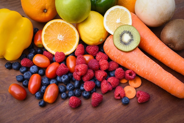 Tas de fruits tropicaux colorés et de légumes, aliments sains d&#39;été