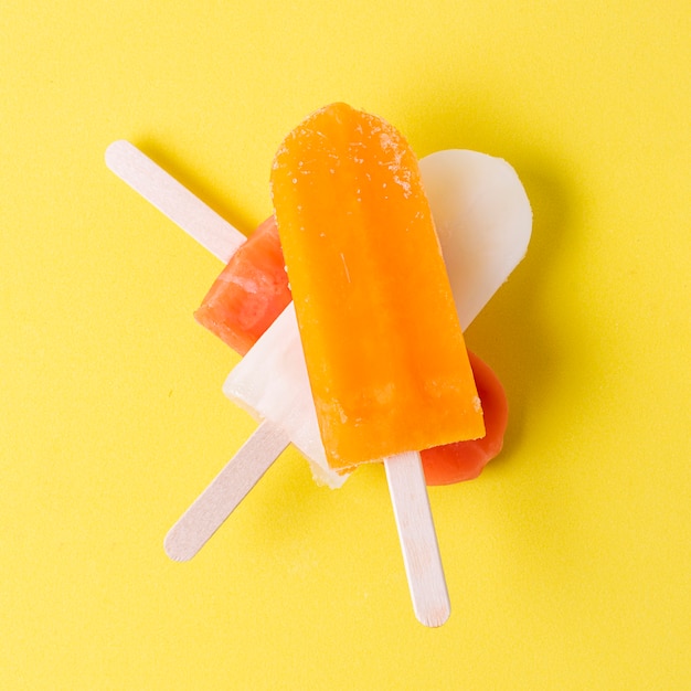 Photo tas de glaces d'été sur des bâtons vue de dessus