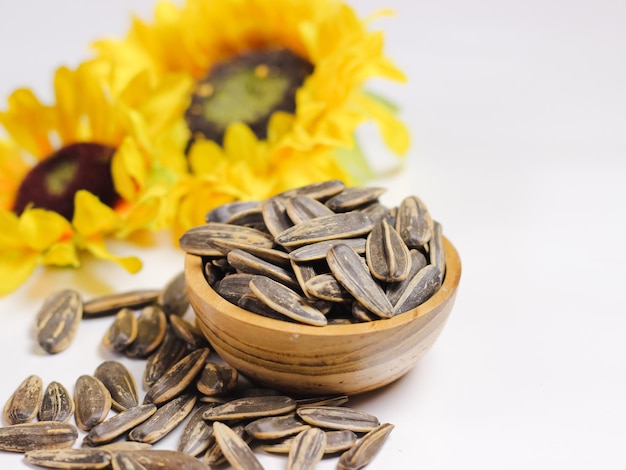 Photo tas de graines de tournesol dans un bol en bois en indonésie appelé kuaci ou kwaci