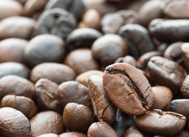 Un tas de grains de café bruns torréfiés