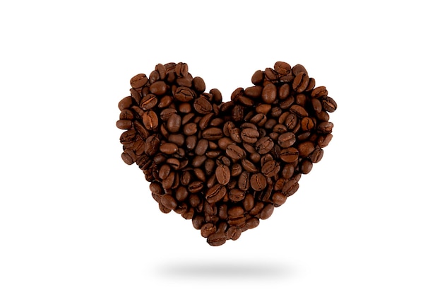 Tas de grains de café torréfiés en forme de coeur isolé sur fond blanc