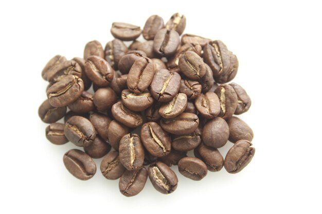 Photo un tas de grains de café torréfiés