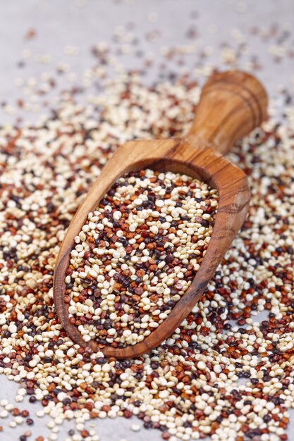 Tas de grains de quinoa mélangés