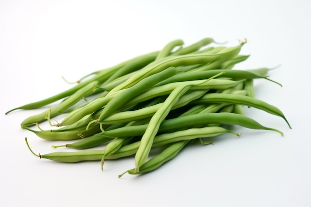 Un tas de haricots verts sur fond blanc