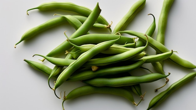 Un tas de haricots verts sur une surface blanche