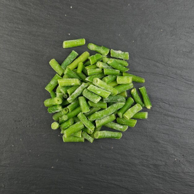 Tas de haricots verts surgelés hachés