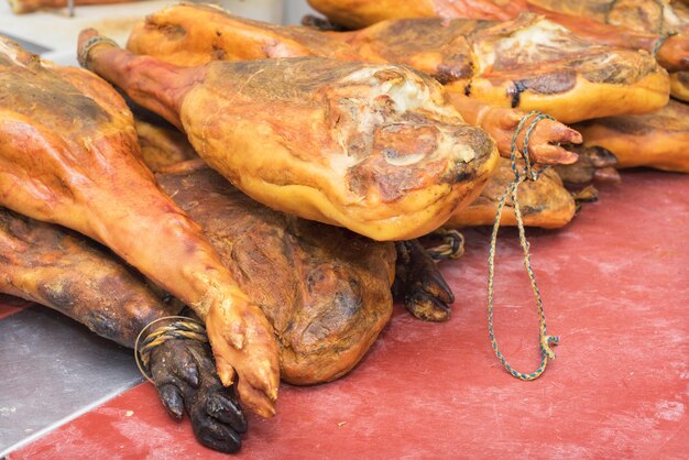 Tas de jambons dans la boucherie