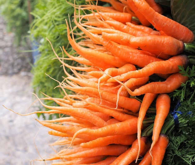 Tas de jeunes carottes bouquet sur le marché
